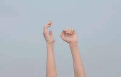 Vad är de små knottorna och prickarna på armarna?